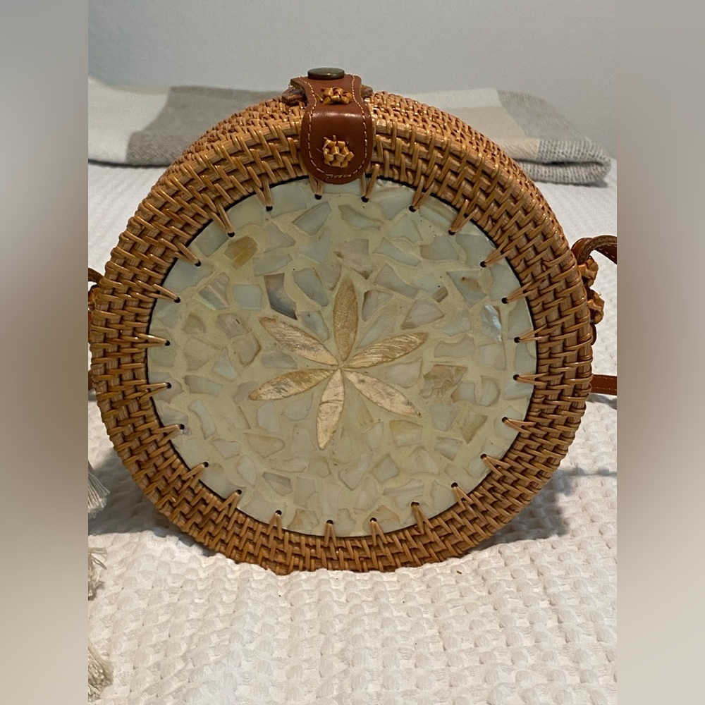 Rattan Handcrafted Mother Of Pearl Shell Round Bucket bag Crossbody
Leather
